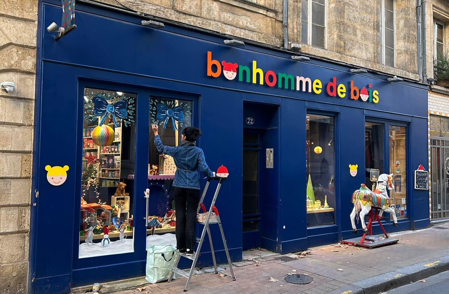 Décoration de Vitrine - Bonhomme de Bois
